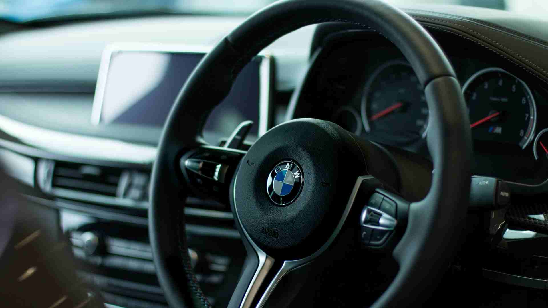 How to Use steering wheel cleaner? Tips to Use and Buy